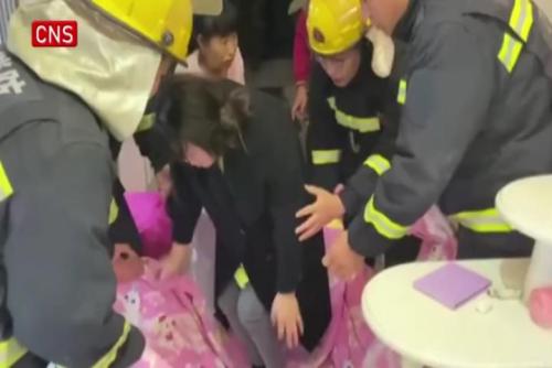 Pregnant woman in emergency sent to hospital by firemen in Liaoning