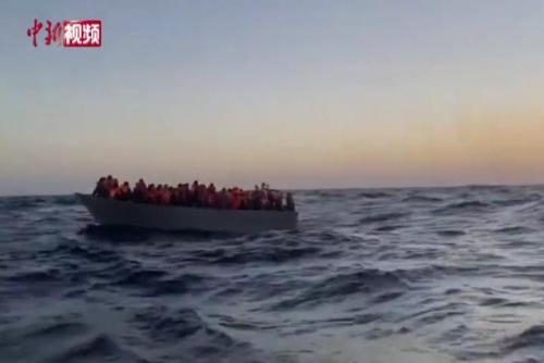 载800多人难民船抵意大利