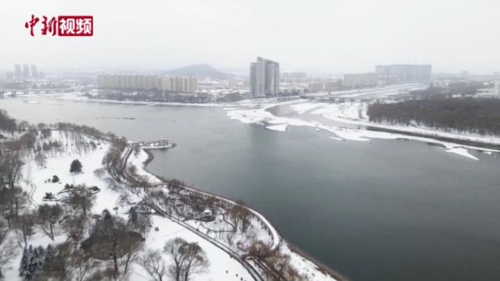 航拍 不冻松花江 披银装 穿行 雪中 中国新闻网