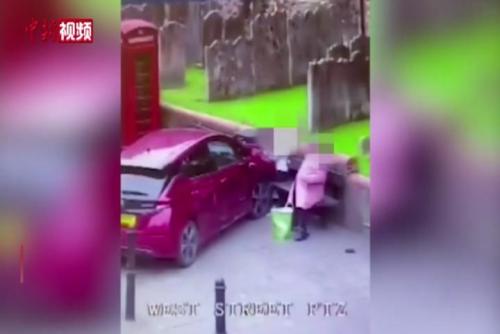 飞来横祸！英国女子坐长椅上被失控汽车撞伤