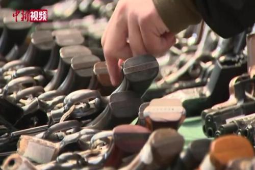 西班牙举办公民警卫队武器拍卖展