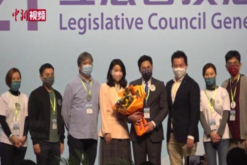 郭晶晶獻花祝賀霍啟剛當選香港立法會議員