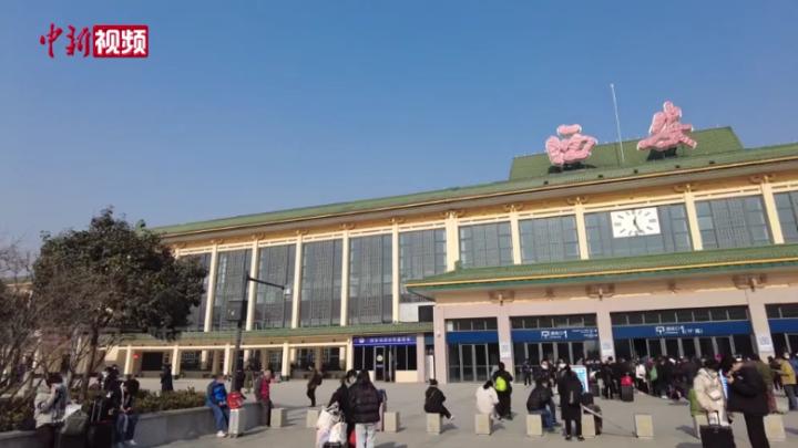 西安火車站進站乘車需持公函 候車大廳旅客稀