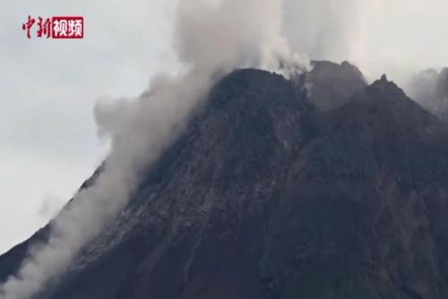 印尼默拉皮火山熔岩流淌