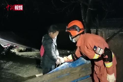 麗江寧蒗地震：消防員用彝語救助民眾