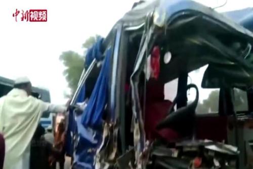 巴基斯坦两辆客车相撞