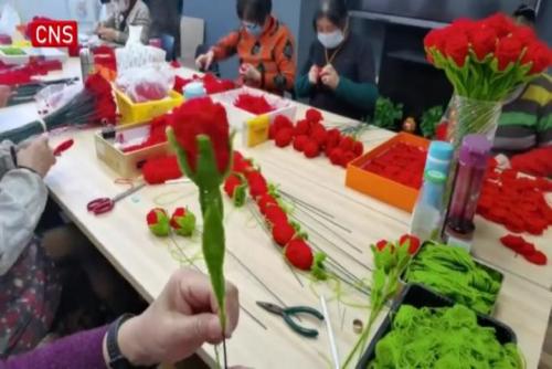 Shanghai aunties make hand-knit bouquets for Olympics award ceremony