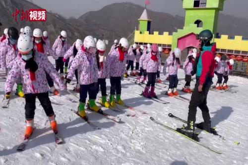 60名藏族女童体验冰雪运动