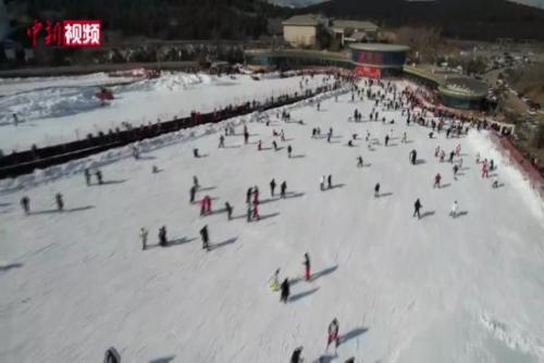 中小学生“撒欢”滑雪场