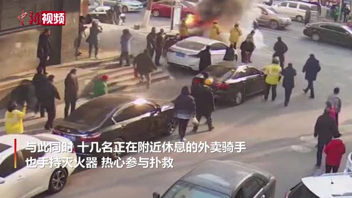 辽宁丹东：三轮车路口“发火” 众人接力灭火