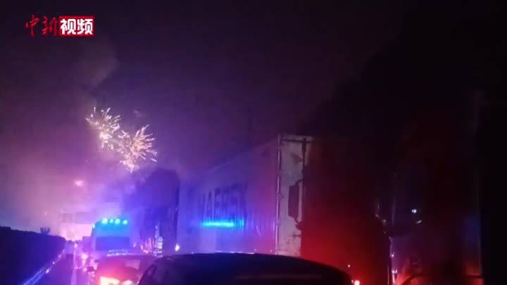 湖南高速一货车发生追尾 导致运载烟花起火燃放