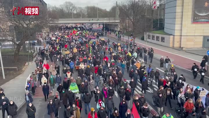 德国汉堡数千人举行示威活动 反对阴谋论者和极端分子
