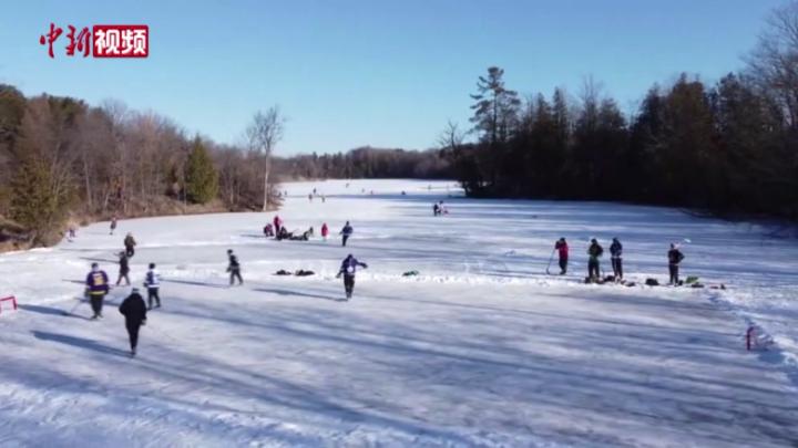 加拿大多伦多民众冬日享受冰面运动快乐