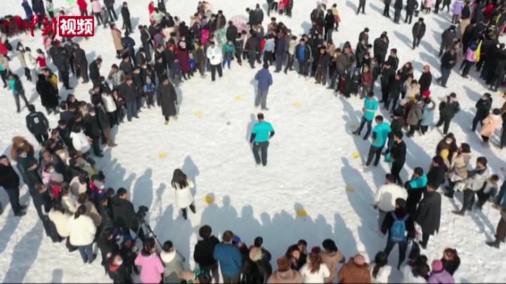 迎冬奥 新疆南部乡村上演雪地曲棍球 