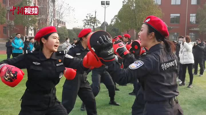 武汉女子特警大队冬训：铿锵玫瑰各个身怀绝技