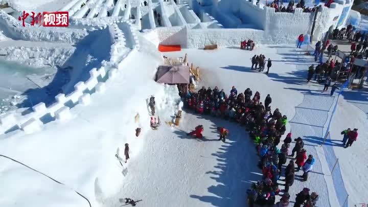 实拍世界最大冰雪迷宫 