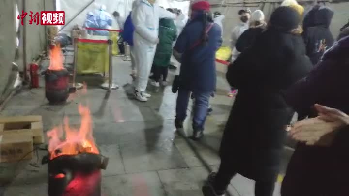 直击北京丰台全区核酸检测：检测点摆火炉供居民取暖