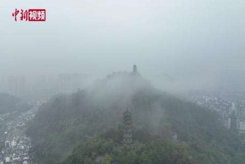 廣西柳州江面現平流霧景觀