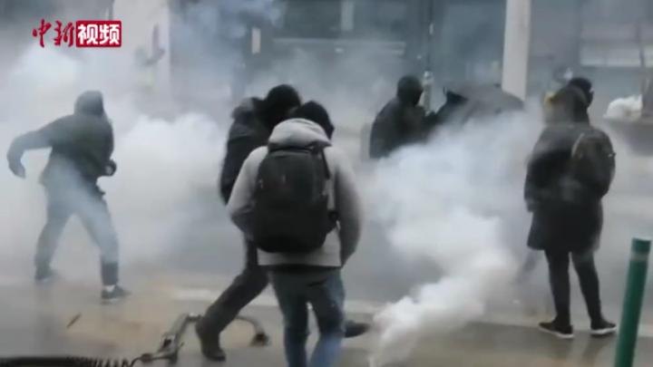 比利时发生大规模“反防疫”示威游行 闹事者与警方爆发冲突