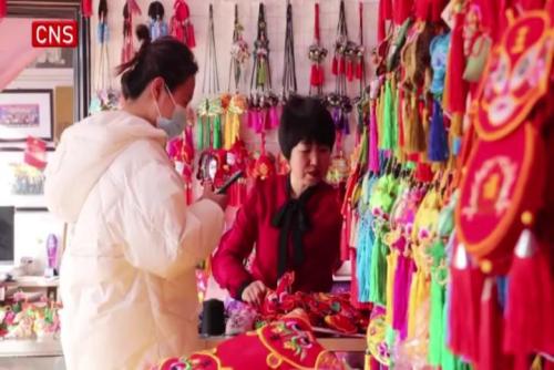 Craftswoman in Gansu embroiders exquisite tiger sachets