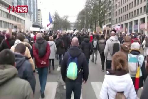 比利时首都5万人上街抗议封锁