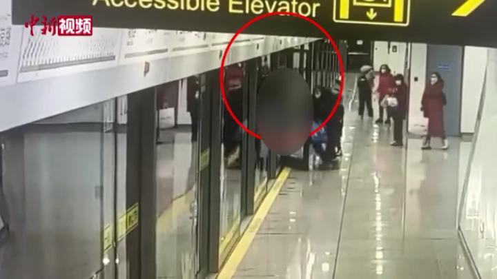 上海地铁女乘客被屏蔽门夹住身亡 有关部门已介入