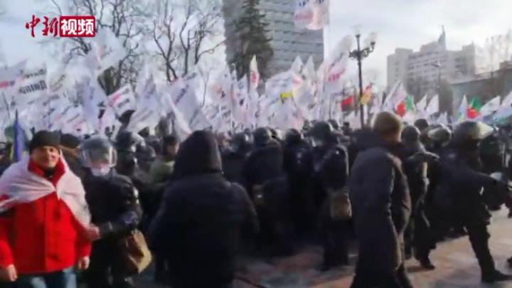 乌克兰抗议者冲击议会大厦