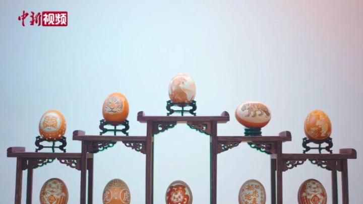 河北衡水艺人创作“福虎”蛋雕作品迎新年