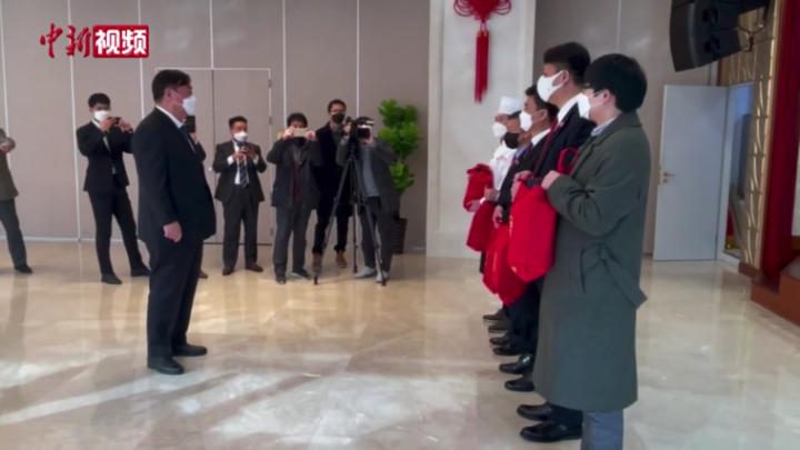中国驻韩国大使向在韩中国侨胞发放“春节包”