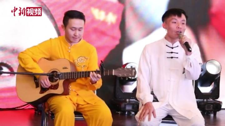 老挝留学生唱《朋友》迎虎年