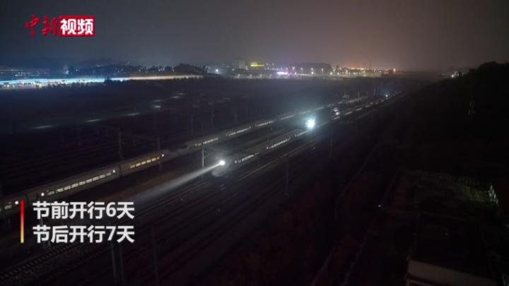 广西开行“红眼”动车 旅客穿越4省区一夜回家