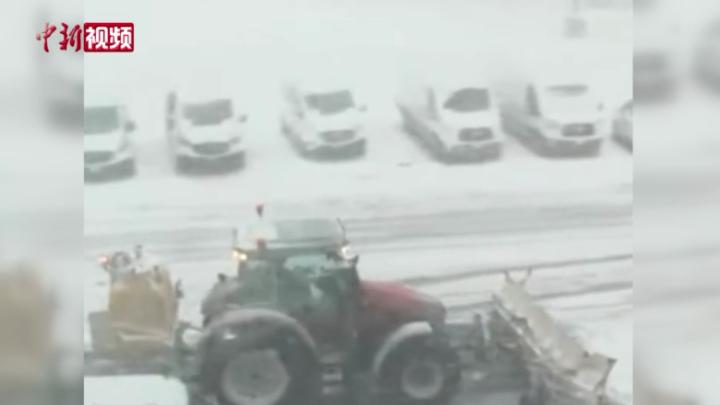 暴雪持续侵袭致土耳其伊斯坦布尔交通混乱