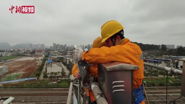 广西铁路职工25米高空换“灯”  保障春运夜间安全