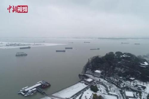 长江鄱阳湖交汇处迎降雪