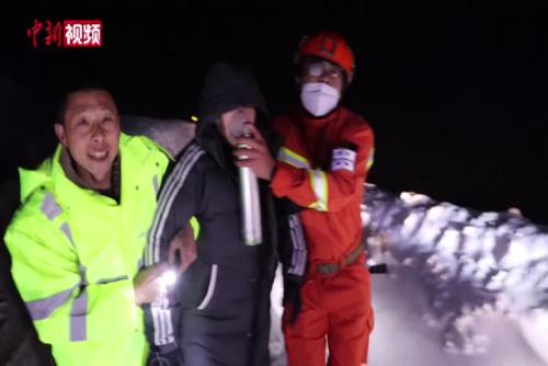 西藏林芝突发雪崩游客被困 森林消防雪中营救