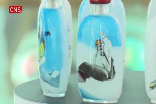 Artisan portrays Olympians on snuff bottles