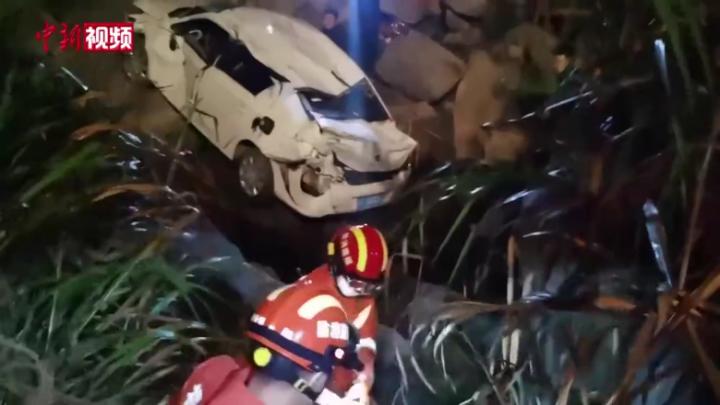 小車深夜墜入七十米深山溝 消防成功營救3名被困者