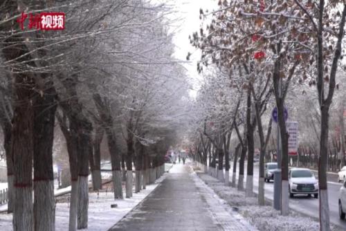 新疆阿勒泰现春日雪凇美景