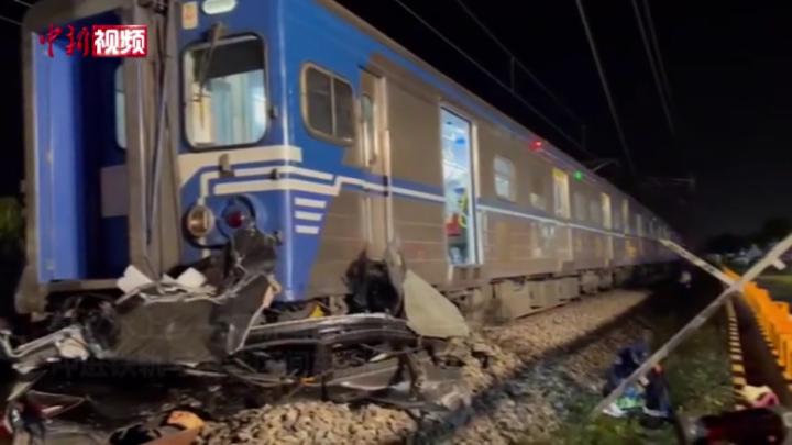 臺灣一轎車沖進鐵軌與火車相撞 司機當場死亡