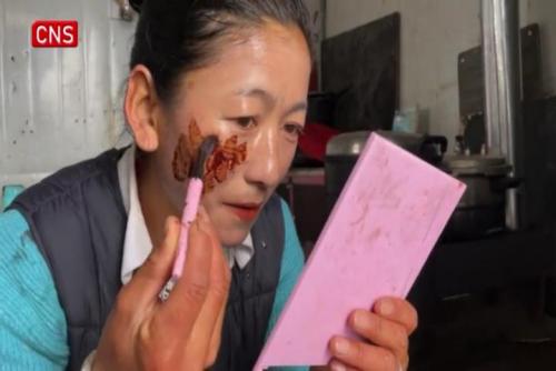 Homemade sunscreen helps prevent Tibetans from sunburn in collecting herb