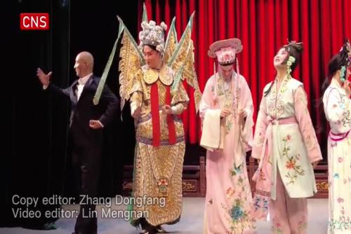 Foreign students learn Qinqiang Opera in Xi'an