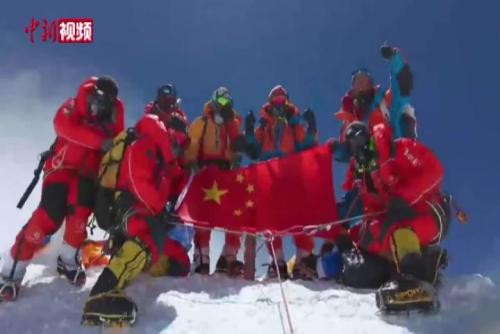 珠峰科考隊員架設世界海拔最高的自動氣象站