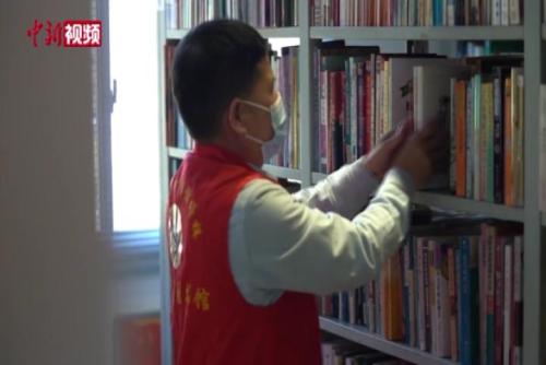 福州父子接力创办公益乡村图书馆