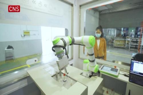 Automatic throat swab sampling robot debuts in Jiangsu  