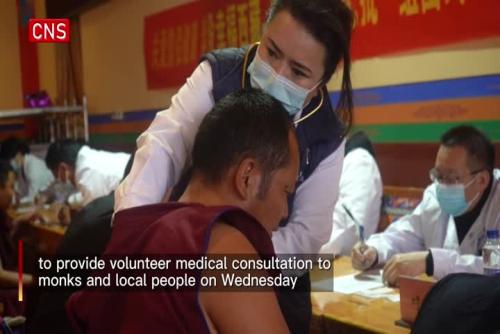 Volunteer medical consultation free for Tibetan monks, residents