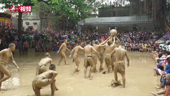 越南举办传统摔跤比赛 参赛者似“泥人”激烈角逐