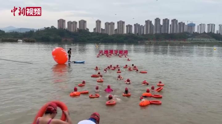 中国旅游日：近800名“泳士”横渡江西于都河