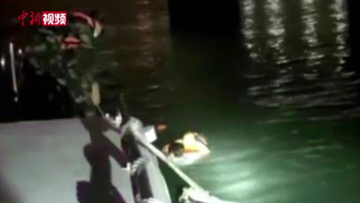 厦门海警局深夜成功救助一名落水轻生男子
