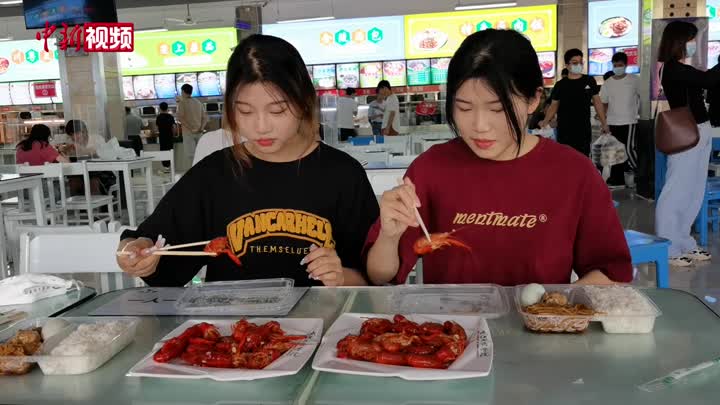 武汉一高校校庆免费为师生送上龙虾宴