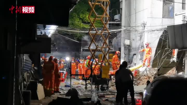 记者直击常州一饭店爆炸事故救援现场